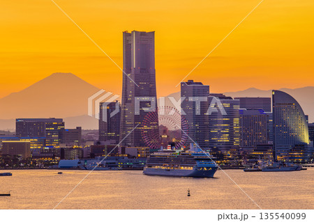 日本の横浜都市景観飛鳥Ⅲと富士山、みなとみらいが競演…日本の豪華客船時代の幕開け 135540099