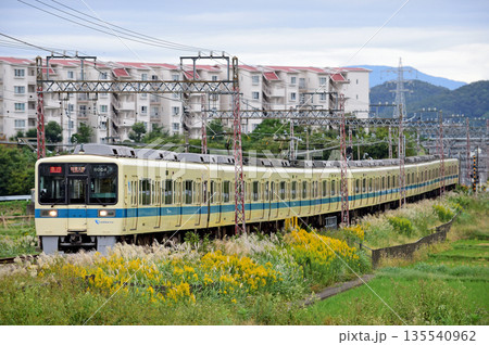 小田急小田原線　伊勢原－鶴巻温泉　小田急　8000系　8064編成 135540962