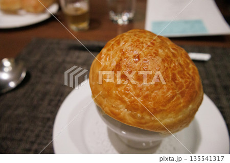 熱々で美味しいレストランで食べるパイ包みのオニオンスープ 熱々で美味しいレストランで食べるパイ包みのオニオンスープ 135541317