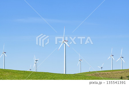 丘に聳える風力発電所(自然エネルギーイメージ) 丘に聳える風力発電所(自然エネルギーイメージ) 135541391