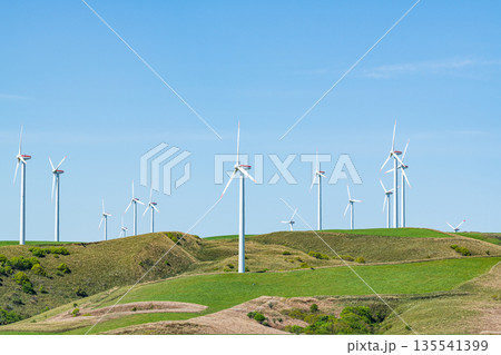 丘に聳える風力発電所（自然エネルギーイメージ） 135541399