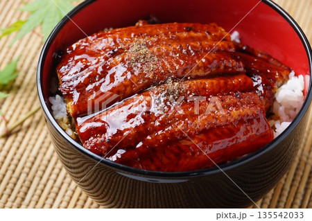 おいしい鰻丼 和食 おいしい鰻丼 和食 135542033