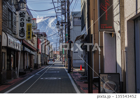 古き良き日本の風景を感じさせる富士吉田の商店街の景色 古き良き日本の風景を感じさせる富士吉田の商店街の景色 135543452