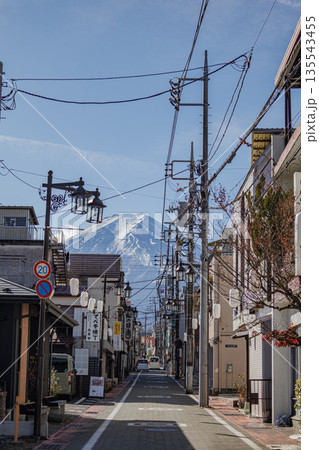 古き良き日本の風景を感じさせる富士吉田の商店街の景色 古き良き日本の風景を感じさせる富士吉田の商店街の景色 135543455