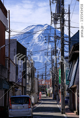 古き良き日本の風景を感じさせる富士吉田の商店街の景色 135543458