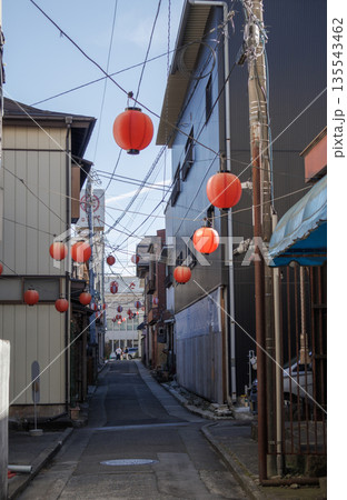 古き良き日本の風景を感じさせる富士吉田の商店街の景色 135543462