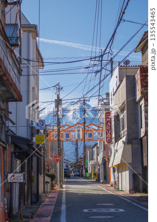 古き良き日本の風景を感じさせる富士吉田の商店街の景色 古き良き日本の風景を感じさせる富士吉田の商店街の景色 135543465