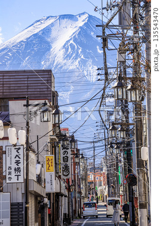 古き良き日本の風景を感じさせる富士吉田の商店街の景色 135543470
