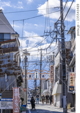 古き良き日本の風景を感じさせる富士吉田の商店街の景色 135543489