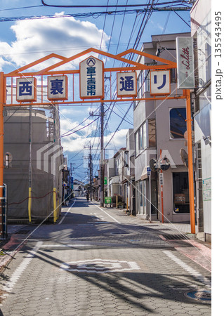古き良き日本の風景を感じさせる富士吉田の商店街の景色 135543495