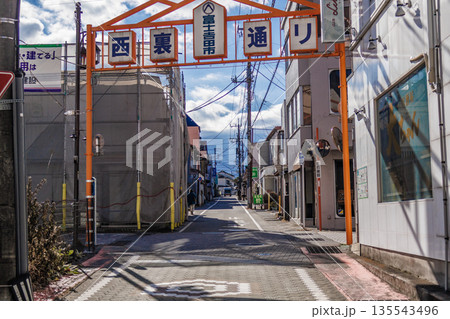 古き良き日本の風景を感じさせる富士吉田の商店街の景色 135543496