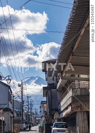 古き良き日本の風景を感じさせる富士吉田の商店街の景色 135543497