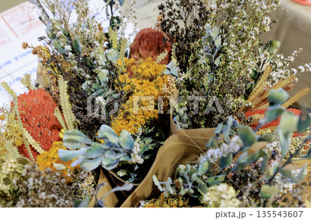 カラフルなドライフラワーのアレンジメント カラフルなドライフラワーのアレンジメント 135543607