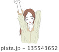 パジャマで伸びをする女性 パジャマで伸びをする女性 135543652