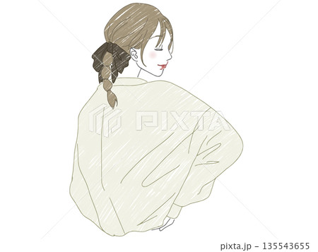 後ろ姿で腰に手を当てる女性 後ろ姿で腰に手を当てる女性 135543655
