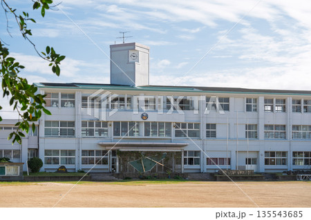 鹿児島県喜界町 青空の下の喜界島中学校の校舎とグラウンド(離島の教育現場) 鹿児島県喜界町 青空の下の喜界島中学校の校舎とグラウンド(離島の教育現場) 135543685
