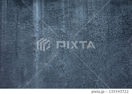 ひびの入った黒漆喰の塗り壁 　a-2-2 135543722