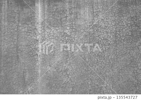 ひびの入った黒漆喰の塗り壁 　a-3-3 明るいモノクロ 135543727