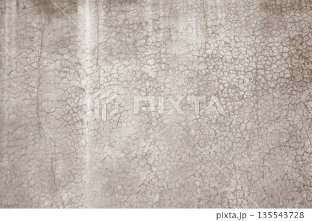 ひびの入った黒漆喰の塗り壁 a-3-4 明るいモノクロセピア調 ひびの入った黒漆喰の塗り壁 a-3-4 明るいモノクロセピア調 135543728