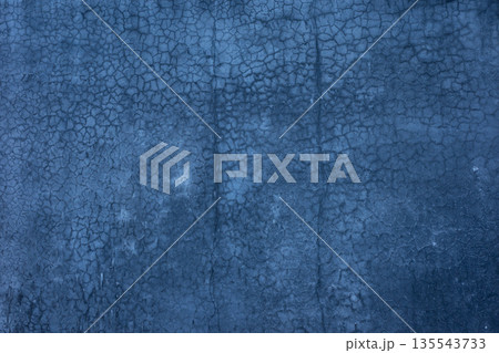 ひびの入った黒漆喰の塗り壁 　b-2-1 寒色 135543733