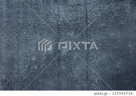ひびの入った黒漆喰の塗り壁 　b-2-2  135543734