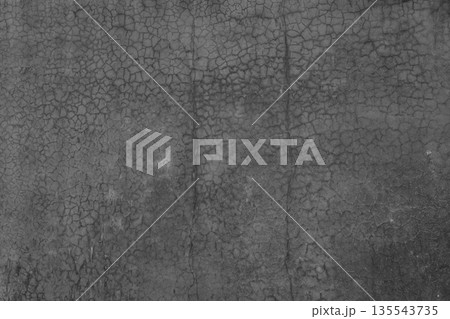 ひびの入った黒漆喰の塗り壁 　b-2-3 モノクロ 135543735