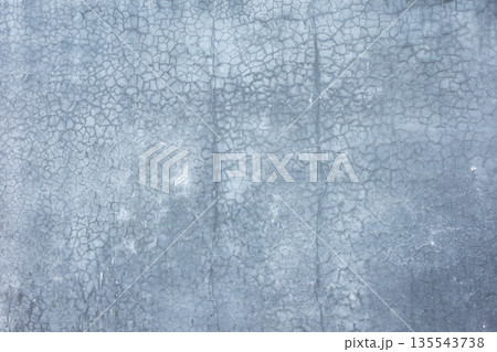 ひびの入った黒漆喰の塗り壁 　b-3-2 明るい 135543738