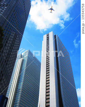 東京都新宿区西新宿の高層ビル群と航空機と青空の風景 東京都新宿区西新宿の高層ビル群と航空機と青空の風景 135543758