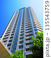 埼玉県川口市の超高層マンションと青空の風景 135543759