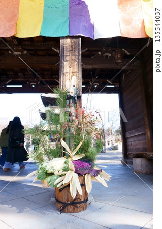 お寺の山門の門松　八事山興正寺 135544037