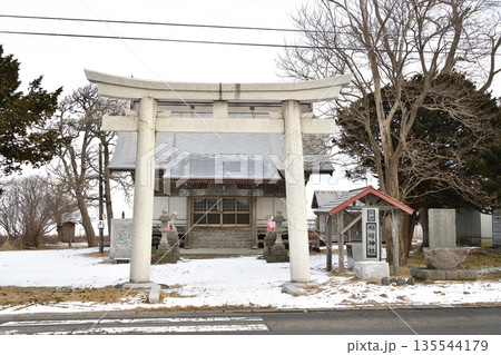 冬の北海道森町で掛澗稲荷神社境内の風景を撮影 135544179