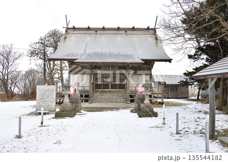 冬の北海道森町で掛澗稲荷神社境内の風景を撮影 冬の北海道森町で掛澗稲荷神社境内の風景を撮影 135544182
