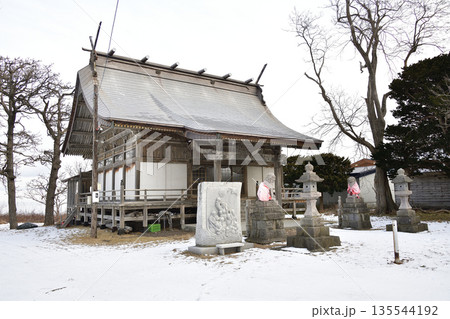 冬の北海道森町で掛澗稲荷神社境内の風景を撮影 135544192