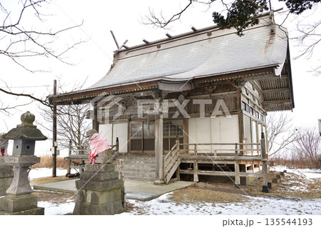 冬の北海道森町で掛澗稲荷神社境内の風景を撮影 135544193