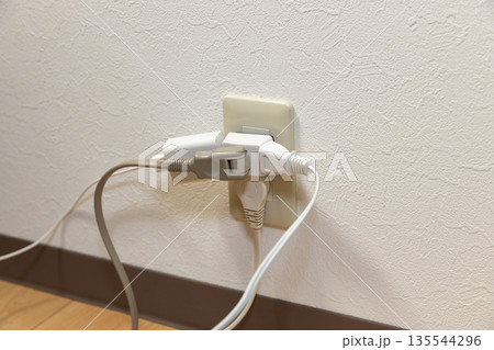 危険なタコ足配線 危険なタコ足配線 135544296
