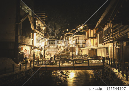 雪の銀山温泉街の夜景 135544307