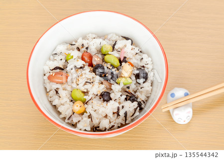 節分に五色豆ごはんを食べる 135544342