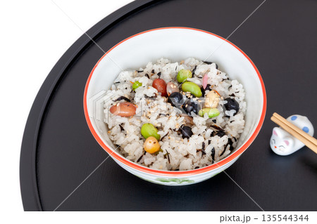 節分に五色豆ごはんを食べる【白背景・切り抜き】 135544344