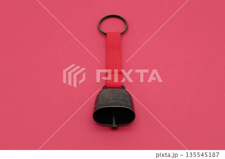 赤背景の熊よけの鈴 135545187