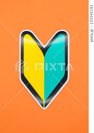 オレンジ背景の初心者マーク オレンジ背景の初心者マーク 135545191