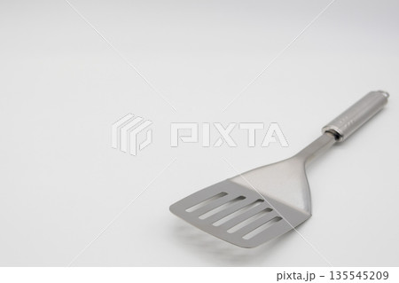 白背景にフライ返し 135545209