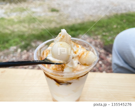 白玉団子とソフトクリームの和パフェ。きな粉と黒蜜をかけて。 白玉団子とソフトクリームの和パフェ。きな粉と黒蜜をかけて。 135545276