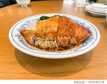 グリルした蒸し鶏肉を乗せた焼きそば。 135545278