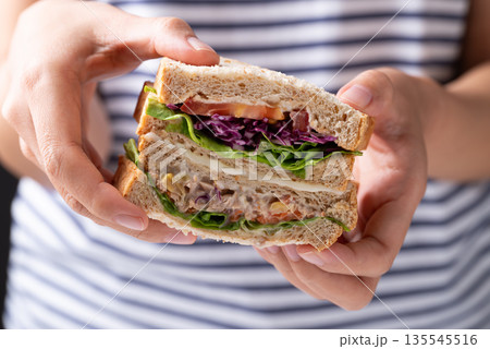 Sandwich tuna mayonnaise with whole wheat bread, lettuce, carrot, tomato and purple cabbage Sandwich tuna mayonnaise with whole wheat bread, lettuce, carrot, tomato and purple cabbage 135545516