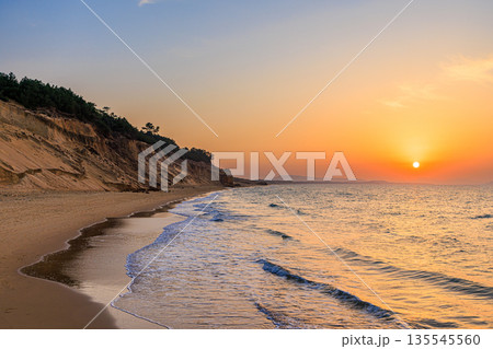 干潮時の冬の雁の巣砂丘と夕日　福岡県福岡市 135545560
