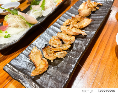 焼き鳥の鶏皮。脂身がすごい炙ったとりかわ。 焼き鳥の鶏皮。脂身がすごい炙ったとりかわ。 135545590