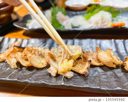 焼き鳥の鶏皮。脂身がすごい炙ったとりかわ。 135545592