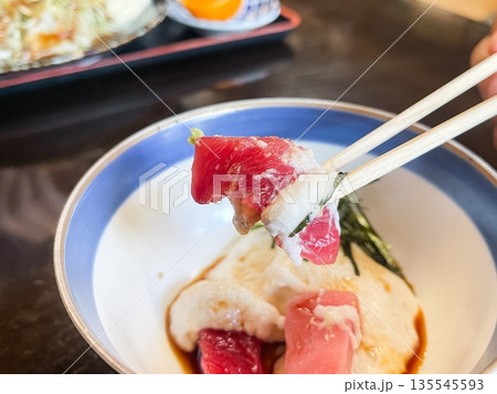 マグロ山かけ。鮪の刺身と擦りおろした山芋料理。 マグロ山かけ。鮪の刺身と擦りおろした山芋料理。 135545593