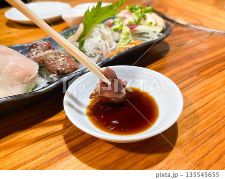 新鮮な鶏肉の刺身。レバー刺身のクローズアップ。 135545655