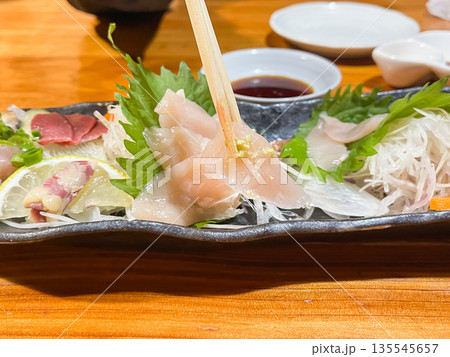 新鮮な鶏肉の刺身。ささみの刺身のクローズアップ。 新鮮な鶏肉の刺身。ささみの刺身のクローズアップ。 135545657